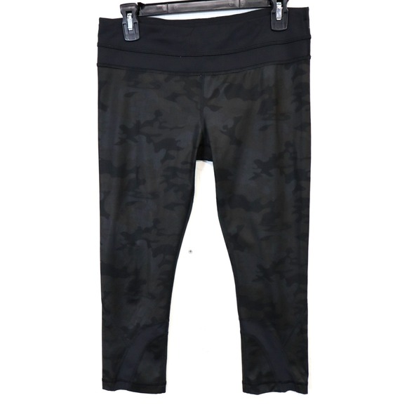 LULULEMON Crop Yoga Leggings Pants Size 8 Camo Capri - Picture 1 of 7